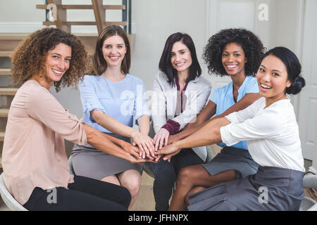 Weiblichen Kollegen setzen Sie ihre Hände zusammen Stockfoto