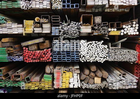 Reihe von verschiedenen Größen Metallrohre Regal am Markt in Asien. Stockfoto