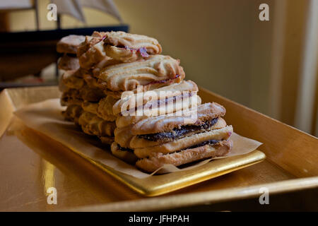 Tablett mit Tee cookies Stockfoto