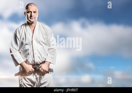 Das zusammengesetzte Bild im Fighter Anzug Karate Gürtel Stockfoto