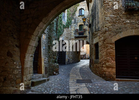 Doorgang der Carrer Major Straße in die mittelalterliche Altstadt von Pals. Bajo Ampurdan, Girona, Katalonien, Spanien. Stockfoto