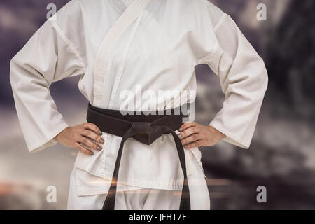 Zusammengesetztes Bild des weiblichen Kämpfer stehend mit Hand auf Hüfte Stockfoto