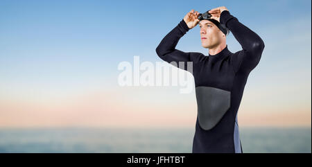 Das zusammengesetzte Bild der Schwimmer in einen Neoprenanzug tragen Schwimmbrille Stockfoto