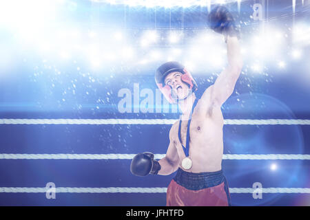 Das zusammengesetzte Bild der Boxer tragen Goldmedaille Durchführung boxing Haltung Stockfoto