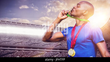 Zusammengesetztes Bild des Höhenplans küssen Medaillen Gewinner Stockfoto