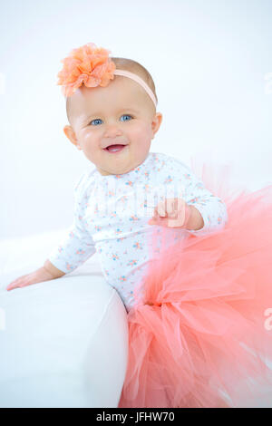 Lächelnden Baby tragen tutu Stockfoto