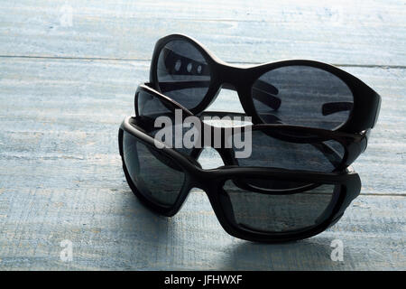 Sonnenbrille auf hölzernen Hintergrund Stockfoto