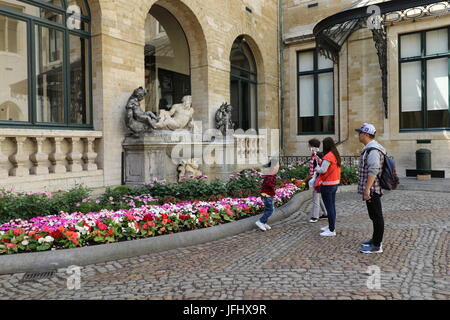 eine Gruppe von asiatischen Touristen nehmen Selfies auf einem Sightseeing-Trip von Brüssel Rathaus, Hôtel de Ville Stockfoto