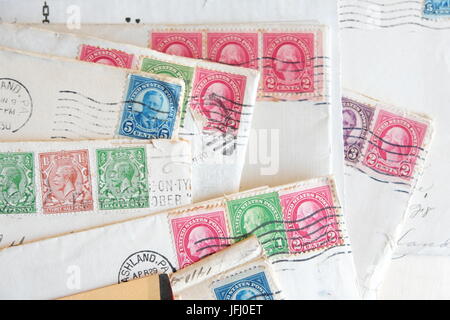 Viele alte Briefe, Umschläge, Briefmarken Stockfoto