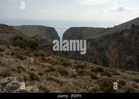 Aradena-Schlucht ist eine tiefe Kalkstein-Schlucht läuft aus der Lefka Ori oder weißen Berge bis in den Süden Kretas. Heutzutage ist es eine beliebte Wanderung Stockfoto