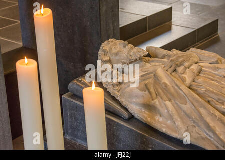 Europa, Deutschland, Rheinland-Pfalz, Mosel, Mosel-Tal, Trier, Benediktinerabtei St. Matthias, Grab des Apostels, Kerzen Stockfoto