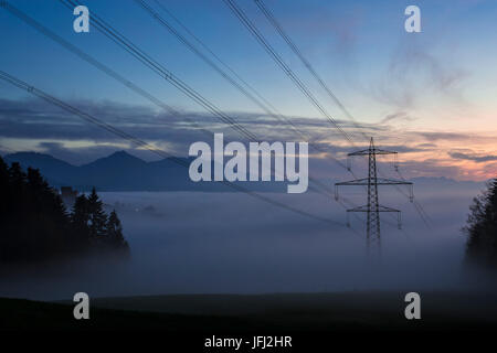 Strommasten, nebligen Meer, Himmel, Schaltung, Gipfel, Berge Stockfoto