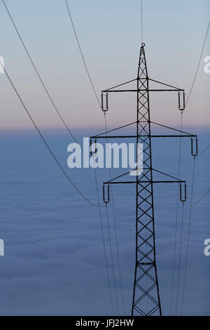 Power-Pole, nebligen Meer, Himmel, Schaltung Stockfoto