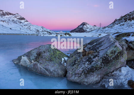 Morgen-Stimmung im Lago Bianco auf dem Berninapass, Kanton Graubünden Stockfoto