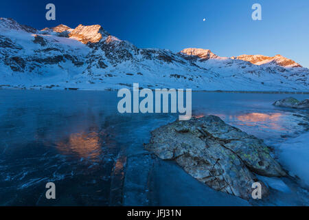 Sonnenaufgang am Lago Bianco auf dem Berninapass, Kanton Graubünden Stockfoto