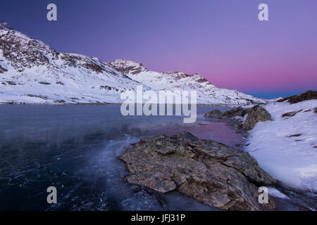 Morgen-Stimmung im Lago Bianco, Kanton Graubünden Stockfoto