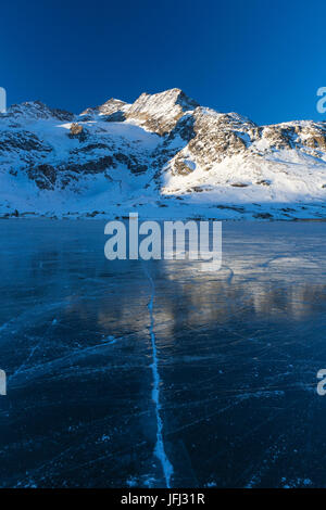 Sonnenaufgang am Lago Bianco auf dem Berninapass, Kanton Graubünden Stockfoto