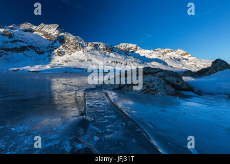 Sonnenaufgang am Lago Bianco auf dem Berninapass, Kanton Graubünden Stockfoto