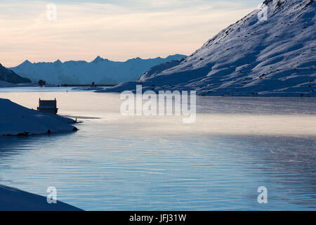 Morgen-Stimmung im Lago Bianco, Kanton Graubünden Stockfoto