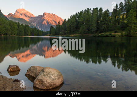 Morgen-Stimmung am Lai da Palpuogna, einem malerischen See im Kanton Graubünden Stockfoto