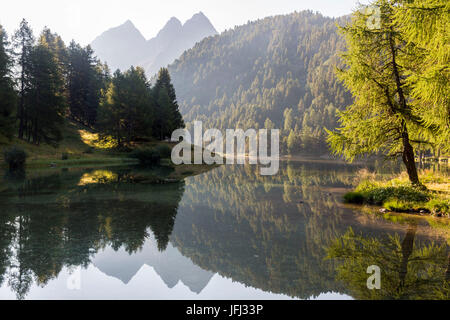 Morgen-Stimmung am Lai da Palpuogna, einem malerischen See im Kanton Graubünden Stockfoto