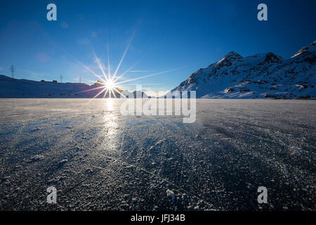 Glatteis auf dem Lago Bianco im Kanton Graubünden Stockfoto