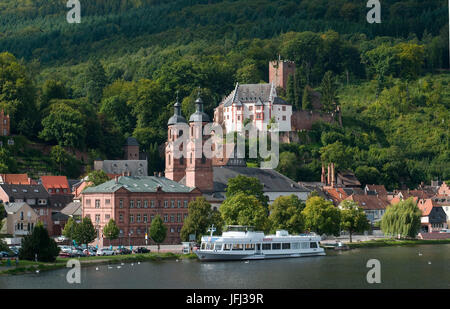 Europa, Deutschland, Bayern, Main, Miltenberg (Dorf), Main-Sektion mit Blick auf Stadt-Pfarrkirche St. Jakobus und die Mildenburg, Stockfoto