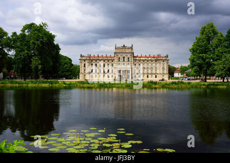 Europa, Deutschland, Mecklenburg-Vorpommern, Ludwigslust, Schloss Ludwigslust, Vorderseite mit Seerosenteich, baut aus dem Jahr 1772 bis 1776 für Herzog Friedrich von Mecklenburg-Schwerin, Spätbarock, Stockfoto