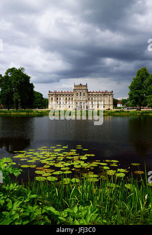 Europa, Deutschland, Mecklenburg-Vorpommern, Ludwigslust, Schloss Ludwigslust, Vorderseite mit Seerosenteich, baut aus dem Jahr 1772 bis 1776 für Herzog Friedrich von Mecklenburg-Schwerin, Spätbarock, Stockfoto