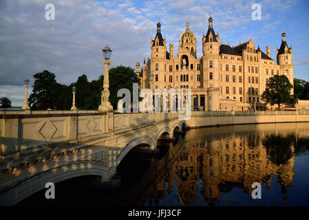 Europa, Deutschland, Mecklenburg-Vorpommern, Schwerin, Schloss Schwerin, baut von 1845 bis 1857 im Stil des romantischen Historismus, heute Sitz des Landtages, Vorderseite mit Brücke zur Schlossinsel (Insel), Abendlicht Stockfoto