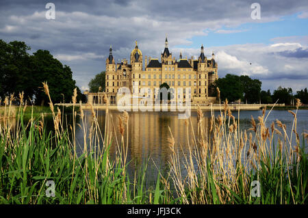 Europa, Deutschland, Mecklenburg-Vorpommern, Schwerin, Schloss Schwerin, baut von 1845 bis 1857 im Stil des romantischen Historismus, heute Sitz des Landtages, Schweriner See, Stockfoto