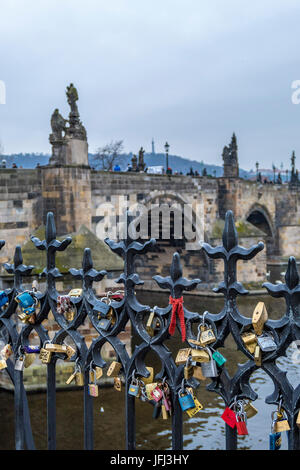 Liebe Schlösser an der Karl-Brücke in Prag, Tschechische Republik, Europa Stockfoto