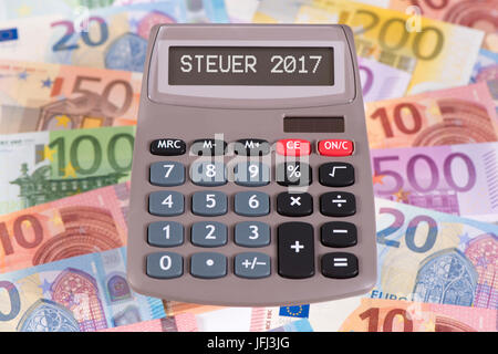 Elektronische Rechner Steuer im Jahr 2017 mit Euro-Bargeld Stockfoto
