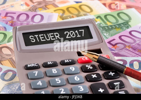Elektronische Rechner Steuer im Jahr 2017 mit Euro-Bargeld Stockfoto