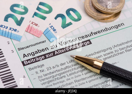 Steuererklärung für Finanzamt mit Altersvorsorge Stockfoto