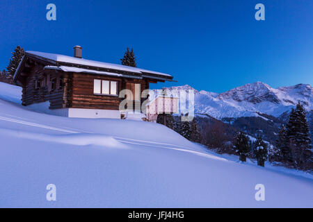 Blaue Stunde in den Schweizer Alpen Stockfoto