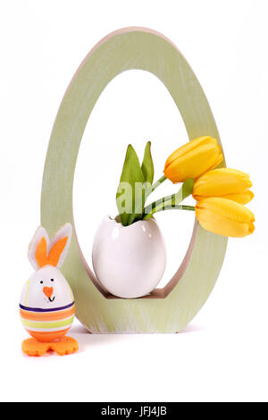 Großes Osterei und Ostern Hase mit Tulpen bis Ostern Stockfoto