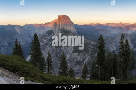 Der Half Dome ist perfekt ausgeleuchtet, von der untergehenden Sonne Sonne, USA, Kalifornien, Yosemite-Nationalpark Stockfoto