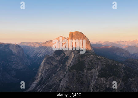 Die letzten Sonnenstrahlen lassen den Punkt des Half Dome leuchten rot-Orange, USA, Kalifornien, Half Dome, Yosemite Nationalpark Stockfoto