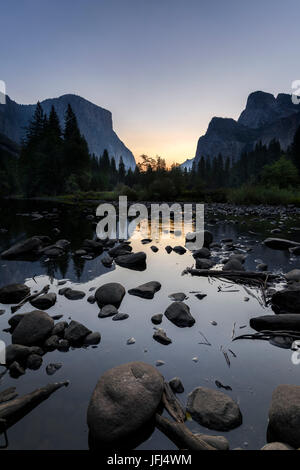 Sonnenaufgang im Merced River, USA, Kalifornien, Yosemite Valley Stockfoto