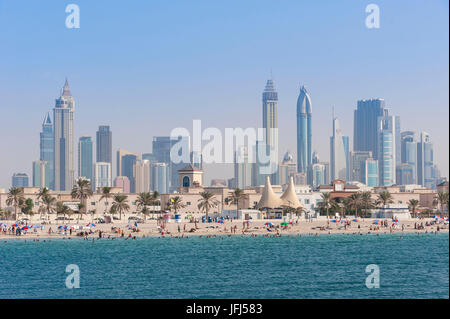 Arabien, Arabische Halbinsel, den Persischen Golf, Vereinigte Arabische Emirate (VAE), Dubai, Jumeirah Beach und Dubai skyline Stockfoto