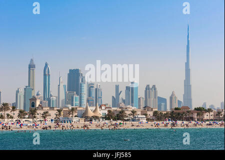 Arabien, Arabische Halbinsel, den Persischen Golf, Vereinigte Arabische Emirate (VAE), Dubai, Jumeirah Beach und Dubai skyline Stockfoto
