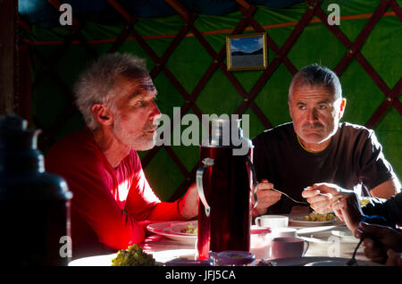 Mongolei, Zentralasien, Jurte Lager am Tsenkher, zwei Männer mit Abendessen in einer Jurte Stockfoto