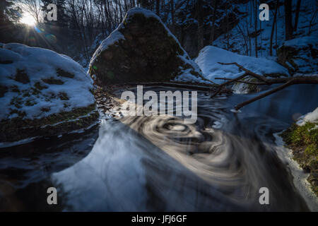 Bachlauf im Winter Holz, Triebtal, Vogtland, Sachsen, Deutschland Stockfoto