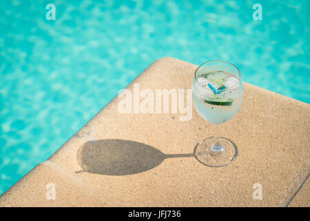 Gin Tonic im pool Stockfoto