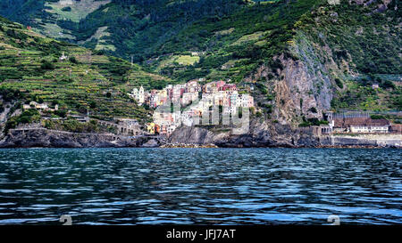 Blick auf Riomaggiore und Manarola, Cinque Terre, Provinz La Spezia, Ligurien, Italien Stockfoto