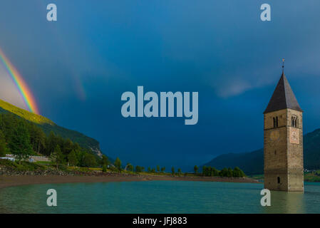 Italien, Südtirol, Trentino, Südtirol, Vinschgau, Reschen, Regenbogen, Reschensee, Turm Graun Stockfoto