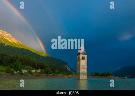 Italien, Südtirol, Trentino, Südtirol, Vinschgau, Reschen, Regenbogen, Reschensee, Turm Graun Stockfoto