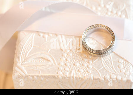 Ring aus Platin mit Diamanten auf einem weißen Feld Stockfoto