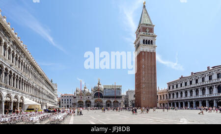 Campanile und Markusdom auf dem Markusplatz, Venedig, Veneto, Italien Stockfoto